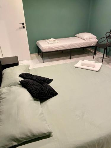 a room with two beds in a room with at Vale House Apartment near Rho Fair in Baranzate