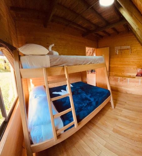 a room with two bunk beds in a cabin at Cabaña en Rionegro in Rionegro
