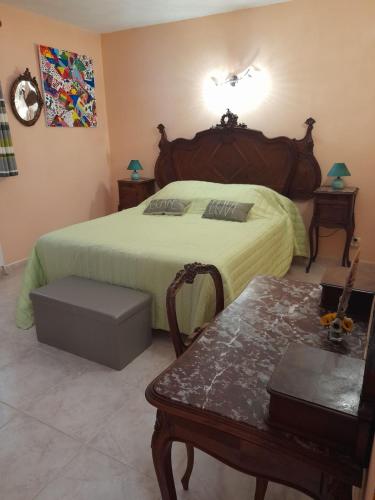 une chambre avec un grand lit et une table dans l'établissement Casa Ghjuvanna, à Galéria