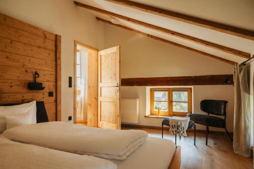 a bedroom with two beds and a window at Staudingerhof in Staudach-Egerndach