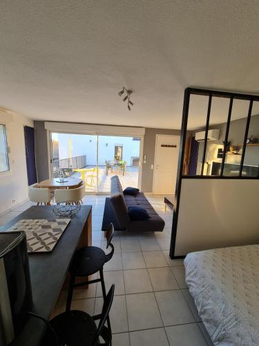 un salon avec vue sur l'océan dans l'établissement Gîte Chez Laflo, à Lacapelle-Marival