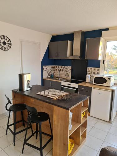 une cuisine avec un îlot en bois au milieu dans l'établissement Gîte Chez Laflo, à Lacapelle-Marival