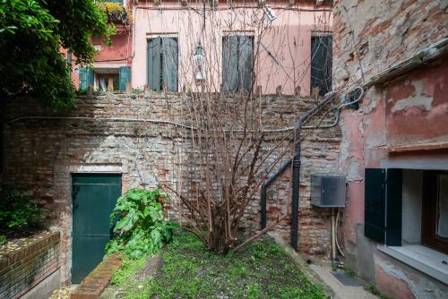 Secret Garden - comfortable and central photo 19