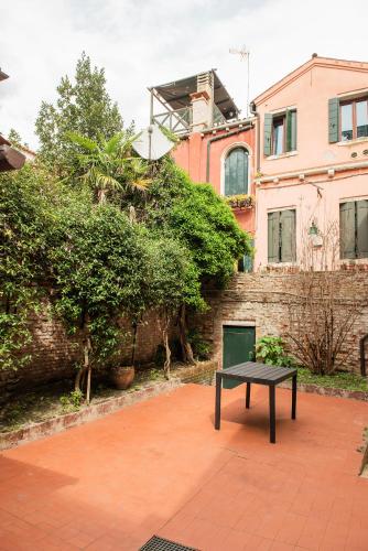 Secret Garden - comfortable and central photo 7