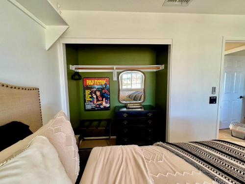Cama o camas de una habitación en Epic Views, Huge House, Acres of J-Trees to explore, Hot Tub, Pool, AC, and Mini-Golf