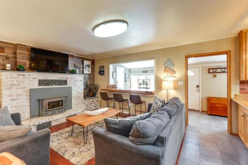 Ruang duduk di 16 Mi to Mogollon Rim Home with Deck in Payson!