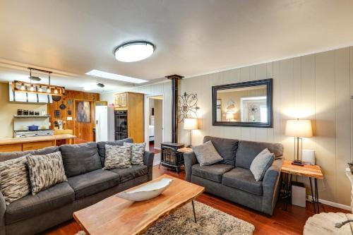Ruang duduk di 16 Mi to Mogollon Rim Home with Deck in Payson!
