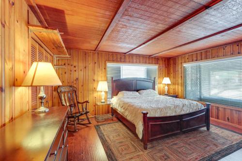 Katil atau katil-katil dalam bilik di 16 Mi to Mogollon Rim Home with Deck in Payson!