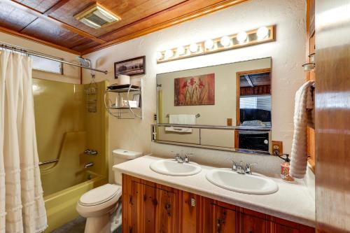 Bilik mandi di 16 Mi to Mogollon Rim Home with Deck in Payson!