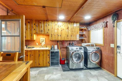 Dapur atau dapur kecil di 16 Mi to Mogollon Rim Home with Deck in Payson!