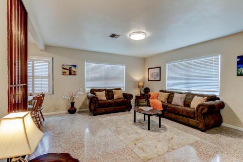 Χώρος καθιστικού στο Downtown Duplex B Private Yard Great Location