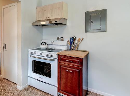 Η κουζίνα ή μικρή κουζίνα στο Downtown Duplex B Private Yard Great Location