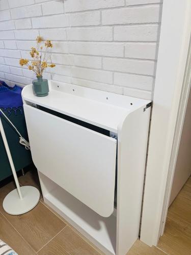 a white refrigerator with a plant on top of it at Lugar junto al mar in Casas Las Basas