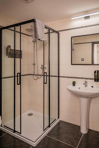 a bathroom with a shower and a sink at Penzión PUMPA Jaklovce in Jaklovce