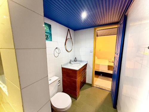 a bathroom with a toilet and a sink at Recanto Serenare in Angra dos Reis