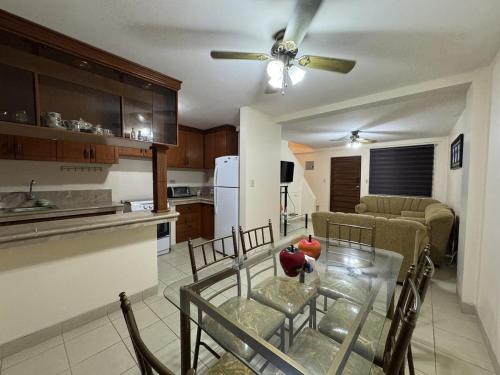 Beautiful house in a beachfront gated communityにあるキッチンまたは簡易キッチン