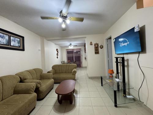 Beautiful house in a beachfront gated communityにあるテレビまたはエンターテインメントセンター