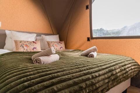 Postel nebo postele na pokoji v ubytování Glampinglodge luxe voor 4 personen met hottub