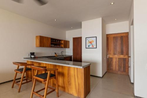 Marea Beachfront Villasにあるキッチンまたは簡易キッチン