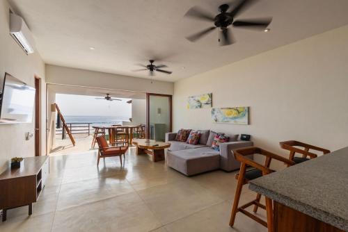 Marea Beachfront Villasにあるシーティングエリア