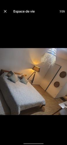 - une chambre avec un lit et une lampe dans l'établissement La grosse horloge, à La Rochelle