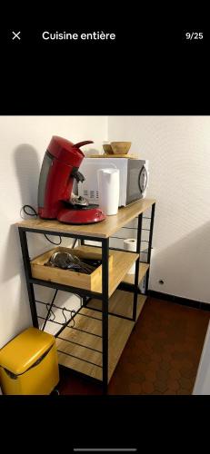 une machine à coudre rouge assise au-dessus d'une table dans l'établissement La grosse horloge, à La Rochelle