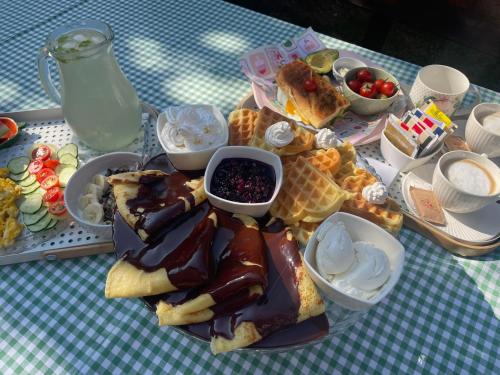 een tafel met een bord vol eten, zoals wafels en andere gerechten bij Villa di Piazza in Višnjan
