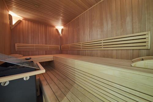sauna z drewnianymi ścianami i łóżkiem w obiekcie Life & Luxury Appartements w Saalbach Hinterglemm
