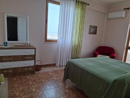 sypialnia z łóżkiem, telewizorem i oknem w obiekcie Jozi Kaiser Apartment 1 w Durrës