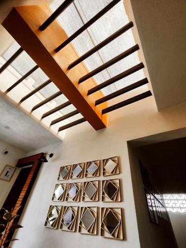 a large skylight in a room with white walls at Casa Aceves & Bueno Hotel Boutique in El Salto