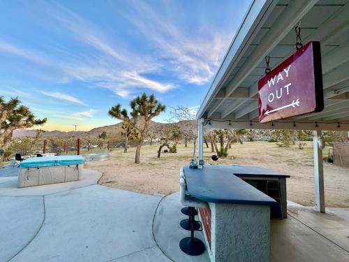 Piscina en o cerca de Epic Views, Huge House, Acres of J-Trees to explore, Hot Tub, Pool, AC, and Mini-Golf