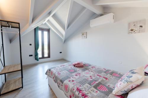 Postel nebo postele na pokoji v ubytování Notes View Apartments