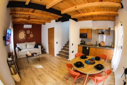 Una cocina y un comedor con mesa y sillas. en Hotel Cabañas de los Angeles, en Tequila