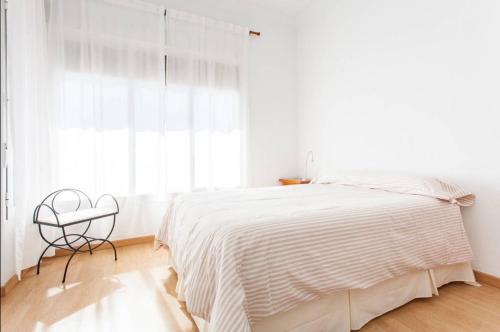 Säng eller sängar i ett rum på Apartamentos Bahía Alicante