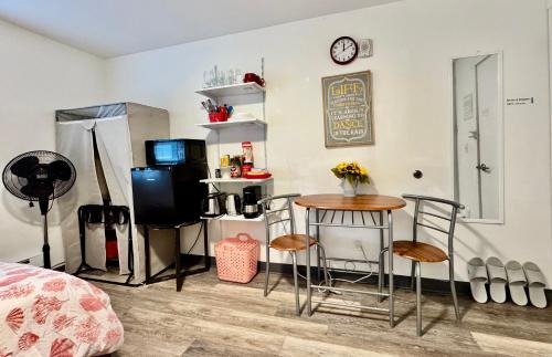 Η κουζίνα ή μικρή κουζίνα στο Micro Studio Apartment 10 Minutes Walk to University of Washington