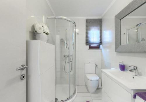 Ένα μπάνιο στο Villa Chiara 2 Bedroom, Private Pool, BBQ & Child-Friendly