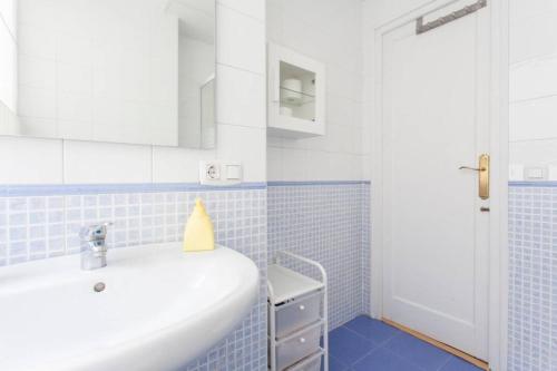 Et badeværelse på Apartamentos Bahía Alicante