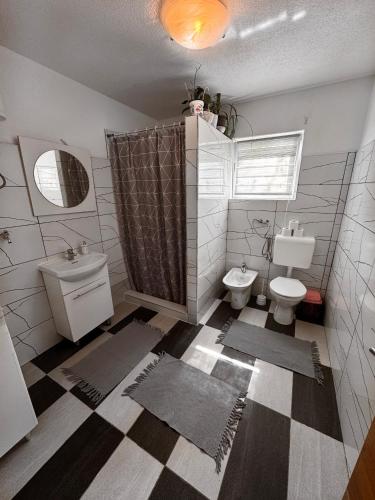 a bathroom with a toilet and a sink at Kuća za odmor Aiman in Mahala