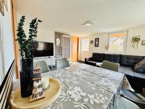 Televiisor ja/või meelelahutuskeskus majutusasutuses Ferienhaus Usedom - Bungalow Andrea in Koserow- 300Meter zur Ostsee