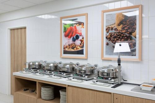a kitchen with pots and pans on a stove at Hampton by Hilton Saltillo Zona Aeropuerto in Saltillo