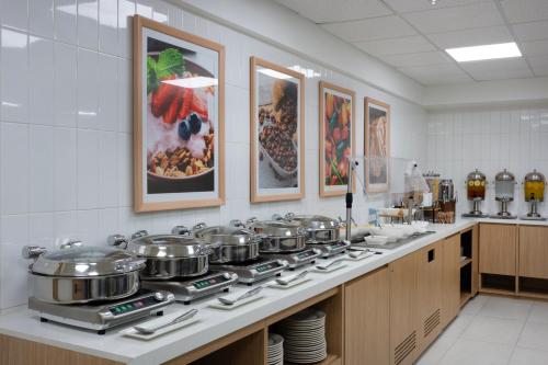 a kitchen with pots and pans on a stove at Hampton by Hilton Saltillo Zona Aeropuerto in Saltillo