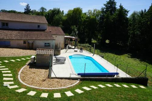 Bazén v ubytování Maison accueillante avec piscine à Chalandray nebo v jeho okolí