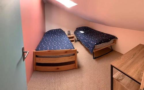 Postel nebo postele na pokoji v ubytování Maison accueillante avec piscine à Chalandray