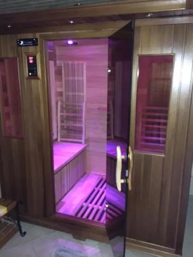 - un hammam avec des lumières violettes à l'intérieur dans l'établissement Maison accueillante avec piscine à Chalandray, à Chalandray