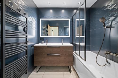 une salle de bain avec un lavabo et un miroir dans l'établissement Splendide villa/piscine vue mer, à Nice