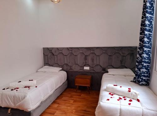 two beds in a room with an american flag at Appartement Ghita Essaouira in Essaouira