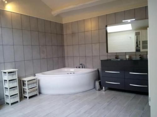 Un baño de Villa spacieuse avec piscine privée à Ranton - 330 m²