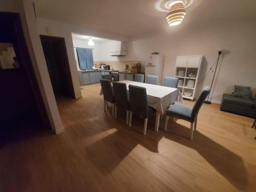 ein Esstisch und Stühle in einem Wohnzimmer in der Unterkunft Lagoa Sea View by Vacationy in Lagoa