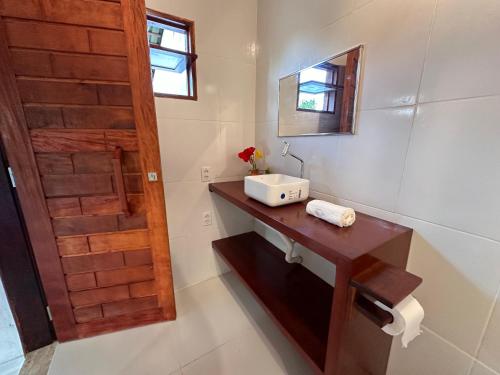 Bilik mandi di Casa Ingapura Treehouse Room - Povoado Bar da Hora - 15 min de canoa para Atins - Estilo B&B - Café da Manhã Simples - Conforto