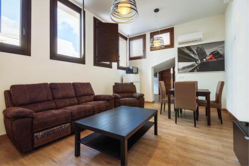a living room with a couch and a table at Hostal Arriola in Granada